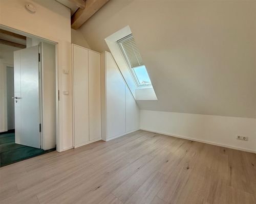 Zimmer mit Einbauschränken (2)