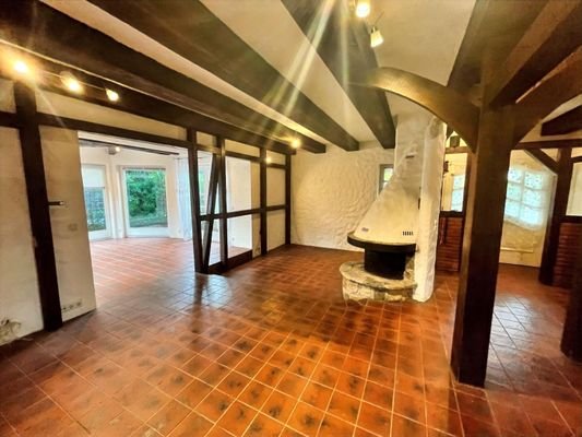 Esszimmer mit Blick in das Kaminzimmer und Wohnzimmer