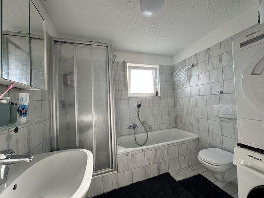 Badezimmer mit Fenster