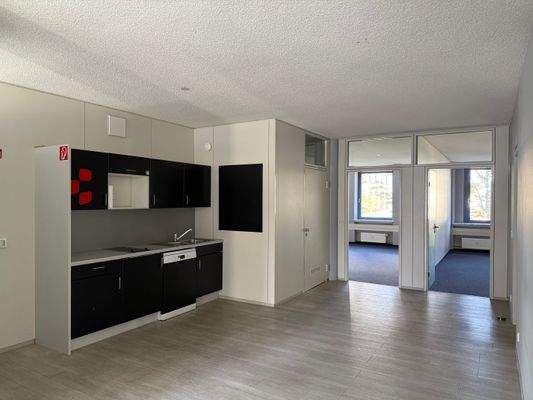 Aufenthaltsbereich mit Einbauküche