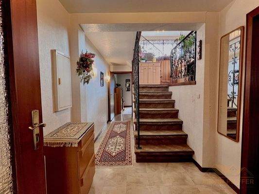 Flur und Aufgang zu den Wohnebenen