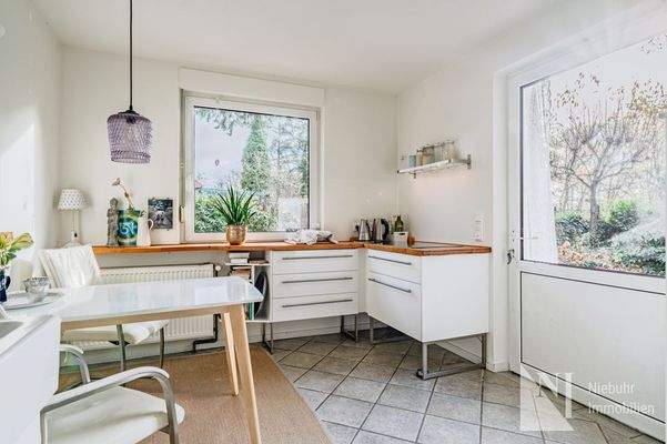 Helle Wohnküche mit Ausgang