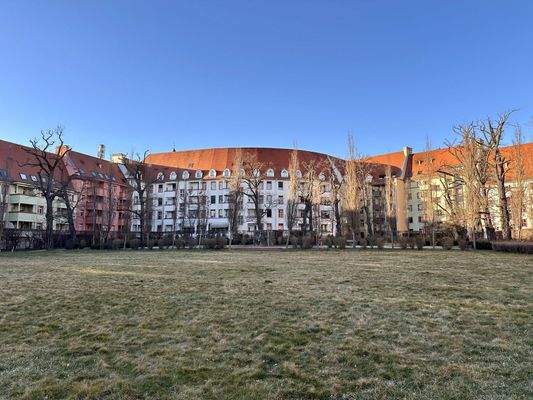 Riesige Grünfläche auf der Rückseite 