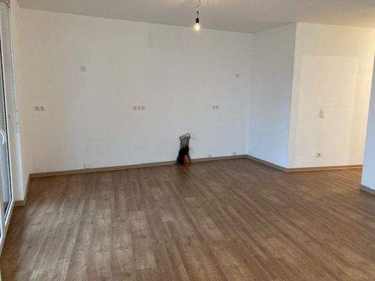 Blick auf den Kochbereich mit weißen Fliesenspiegel 