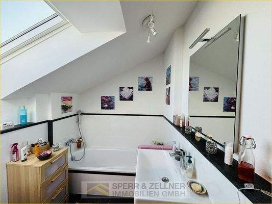 Bad mit Wanne und Fenster im DG