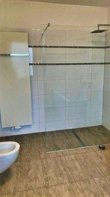 große bodengleiche Dusche