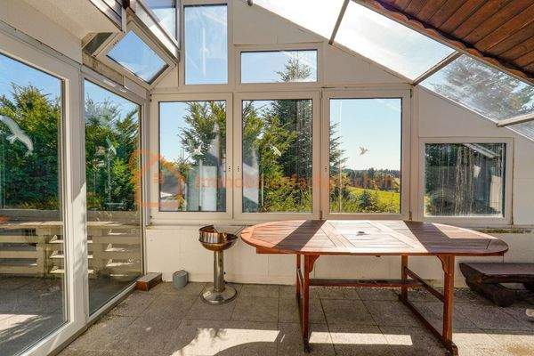 Wintergarten mit Holztisch