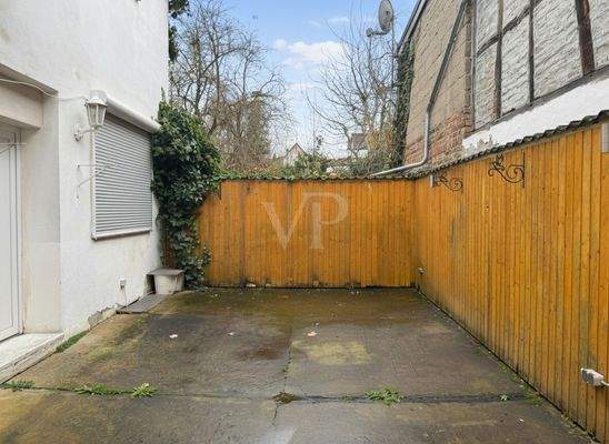 Innenhof - KI-generierte, leergeräumte Darstellung