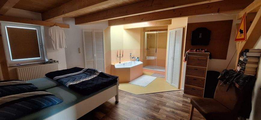 Schlafzimmer mit Bad