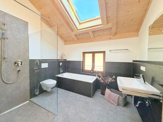 Modernes Bad mit Wanne und bodentiefer Dusche