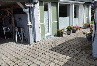 Links Carport, rechts Eingang