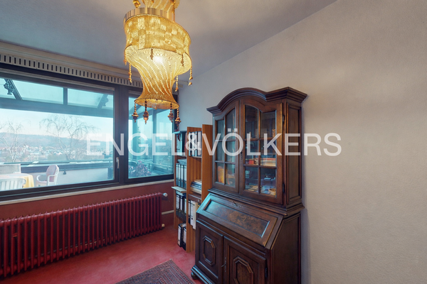 Zweites Kinderzimmer im OG mit Blick in den Wintergarten