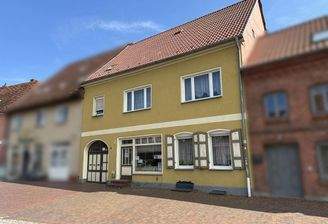 Wohn- und Geschäftshaus inmitten von Röbel