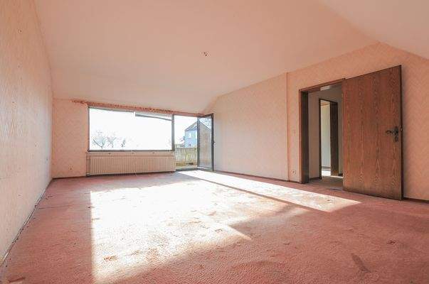 Großes Schlafzimmer im Obergeschoß