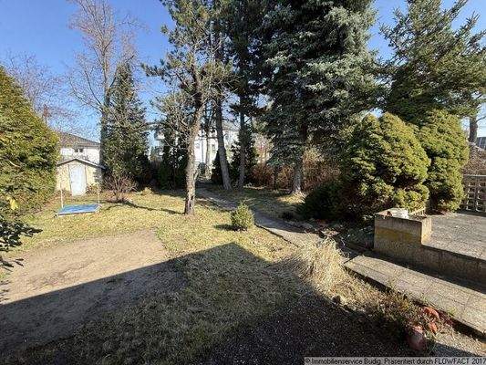 Garten mit Blick zur Straße