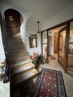 Erdgeschoss: Eingangsbereich mit Aufgang zum OG