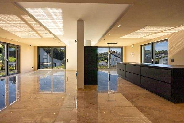 EG: Wohnzimmer mit (halb-) offenen Übergang zur Traumküche