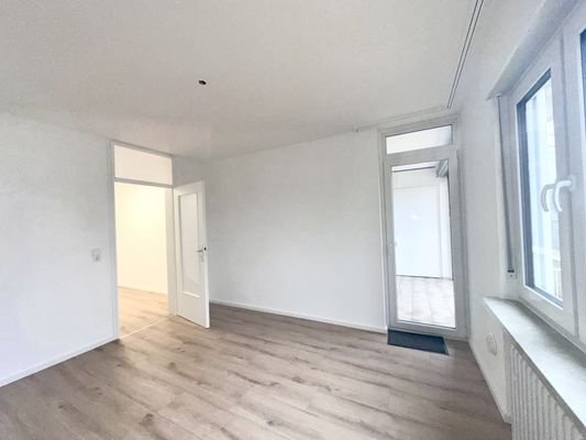 Wohnzimmer mit Zugang zum Balkon