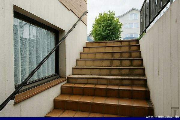 Eingangsbereich zur Bürofläche - visualisiert (KI-generiert)