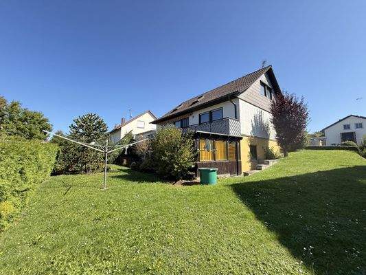 Hausansicht mit Garten