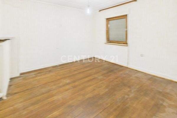 Kinderzimmer im OG – heller Raum mit Potenzial