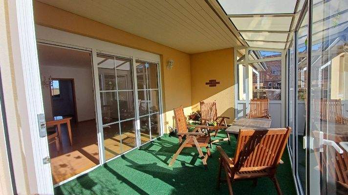 Wintergarten mit Blick in das Wohnzimmer