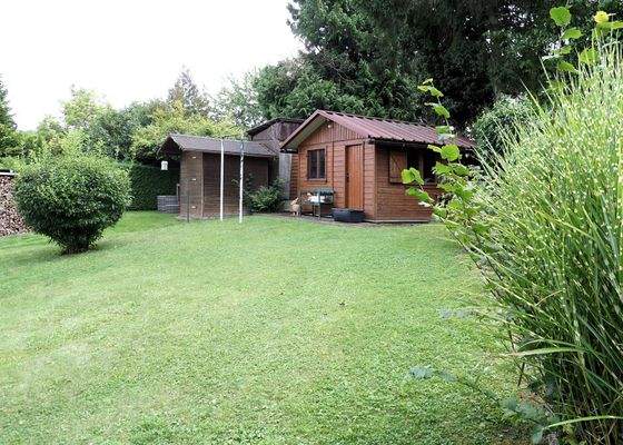 Garten mit Gartenhütte