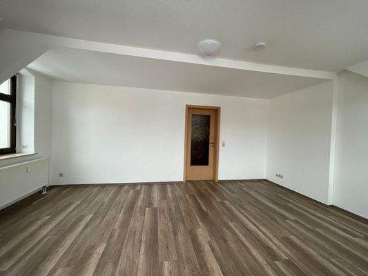 Wohnzimmer mit Tür zum Flur