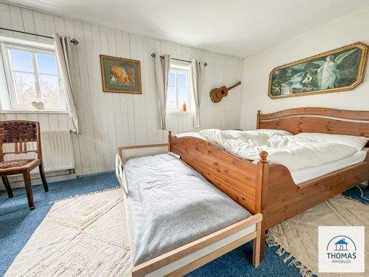 Schlafzimmer 1 a