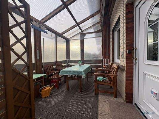 Sitzplatz vor dem Eingang