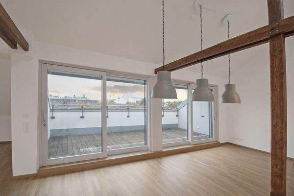 Esszimmer mit Blick auf Dachterrasse