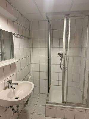 Einfache Dusche im Büro