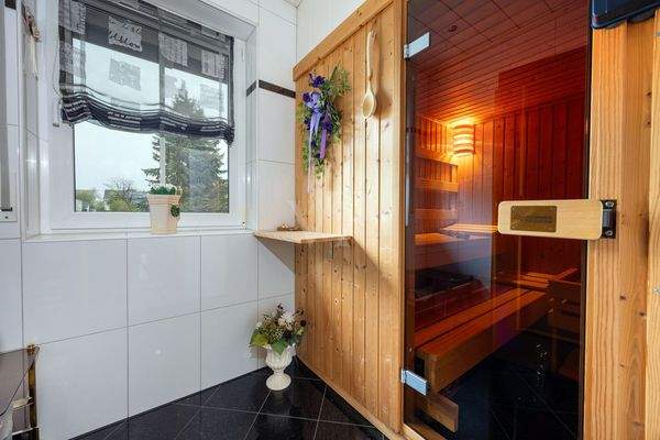 Saunaraum mit Zugang zum Badezimmer