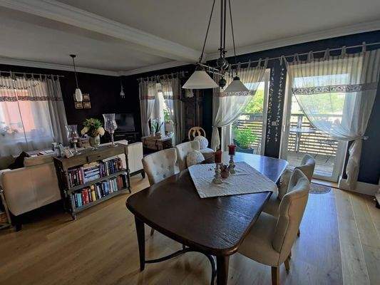 Wohnzimmer im OG mit Zugang zum Balkon