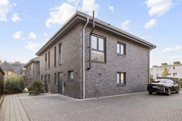 Außenansicht mit Stellplatz