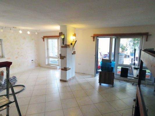 Wohnzimmer mit Ausgang in den Wintergarten 