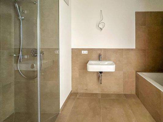 Badezimmer mit Badewanne und Dusche