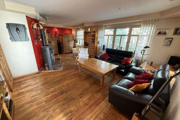 Wohnzimmer mit Kaminecke