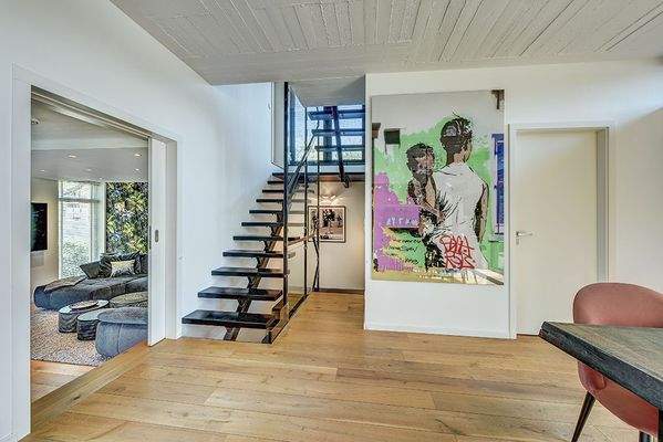 Treppenhauns und Blick in die Bibliothek