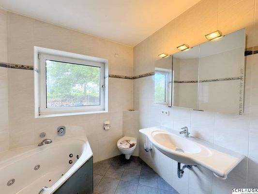 Badezimmer mit Wanne und Dusche