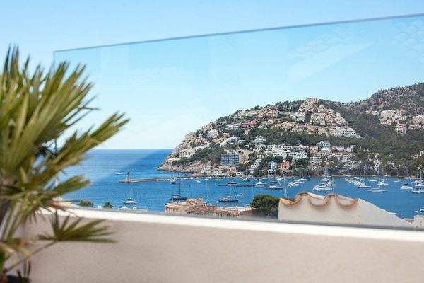 Stadthaus mit Blick auf den Hafen und den Sonnenuntergang in Puerto Andratx