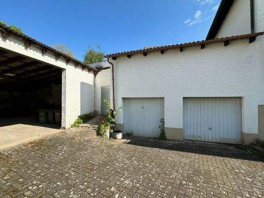 Haus mit Garagen und Halle