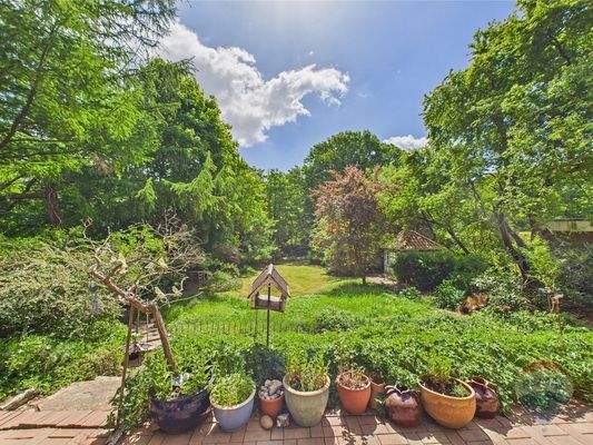 Ausblick von der Terrasse auf den Garten