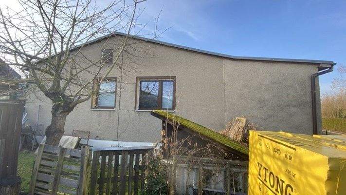 Hausgiebel mit Grundstück