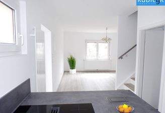 Küche mit Blick ins Wohn- /Esszimmer