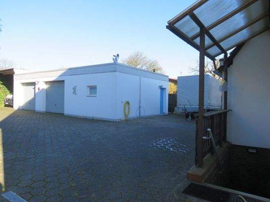 Hof mit Zugang zum Haus und Garagen