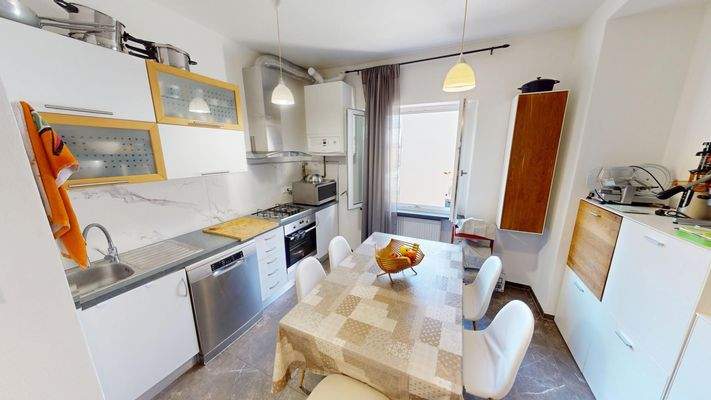 Meran-Merano-Dreizimmerwohnung-trilocale-Balkon-balcone-Keller-cantina-zentral-saniert-ristrutturato-Bonus 110-Böden-pavimenti-Fenster-finestre