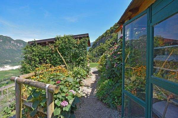 Exklusive Villa mit Panoramablick und großem Grundstück – Ala