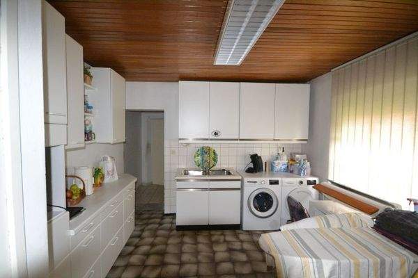 Hauswirtschaftsraum (Blick zum Garagendurchgang)