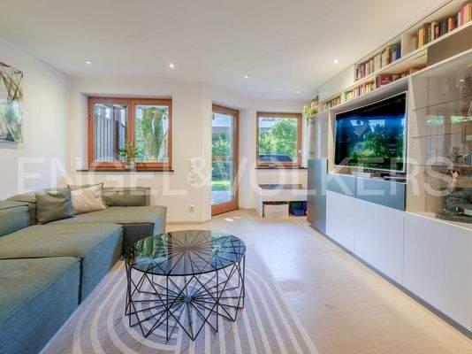 Wohnzimmer mit Zugang zum Garten